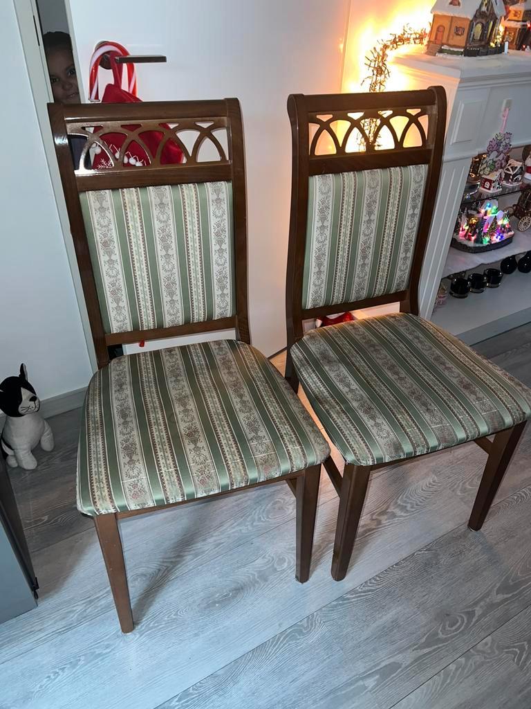 Gratis 4 eetkamerstoelen