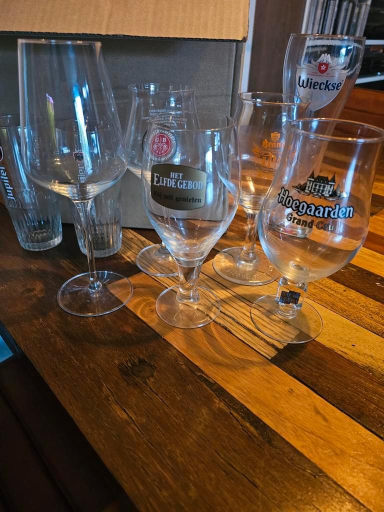 Set van wijn- en bierglazen