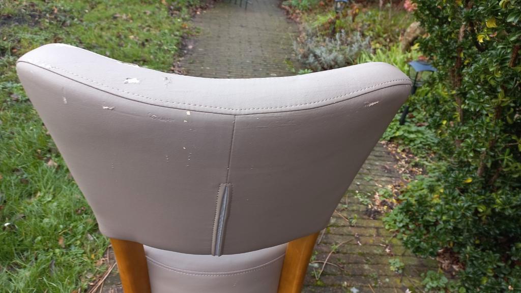 2 stoelen beige en taupe