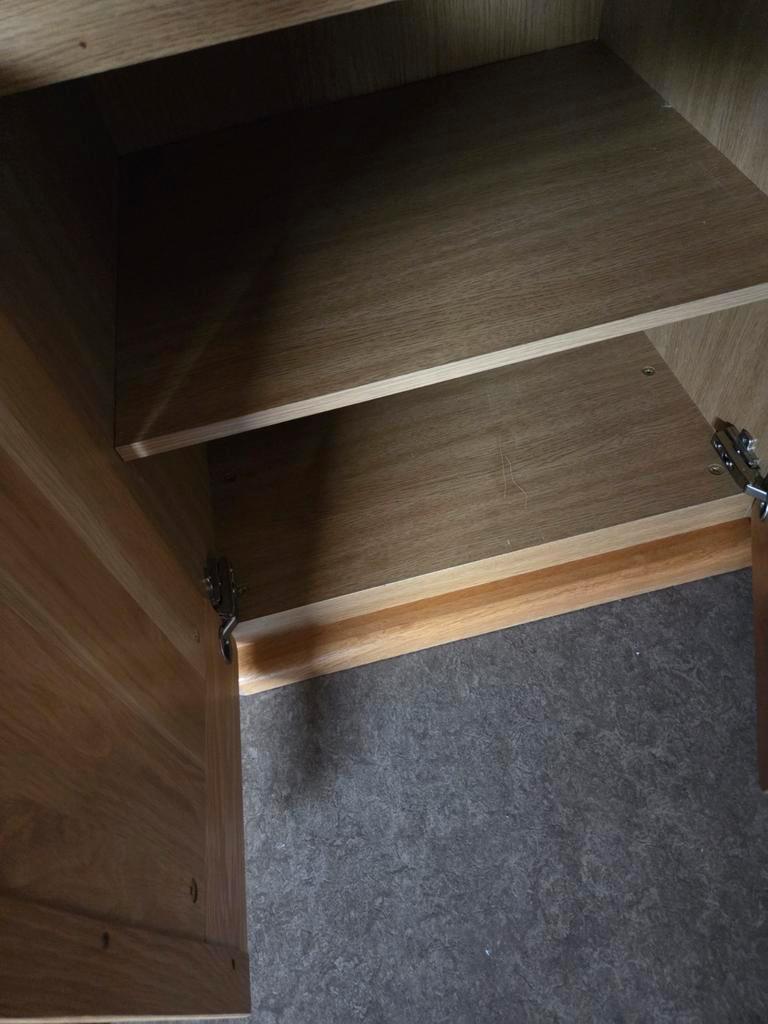 Gratis eiken kasten met glazen schappen en verlichting