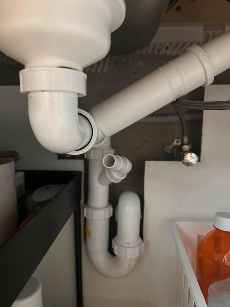 Gezocht iemand die vaatwasser in kast kan doen