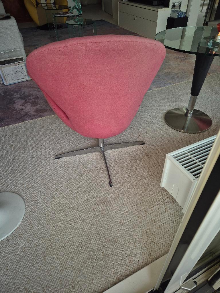 2  graits swan draaistoeltjes verschoten rode bekleding