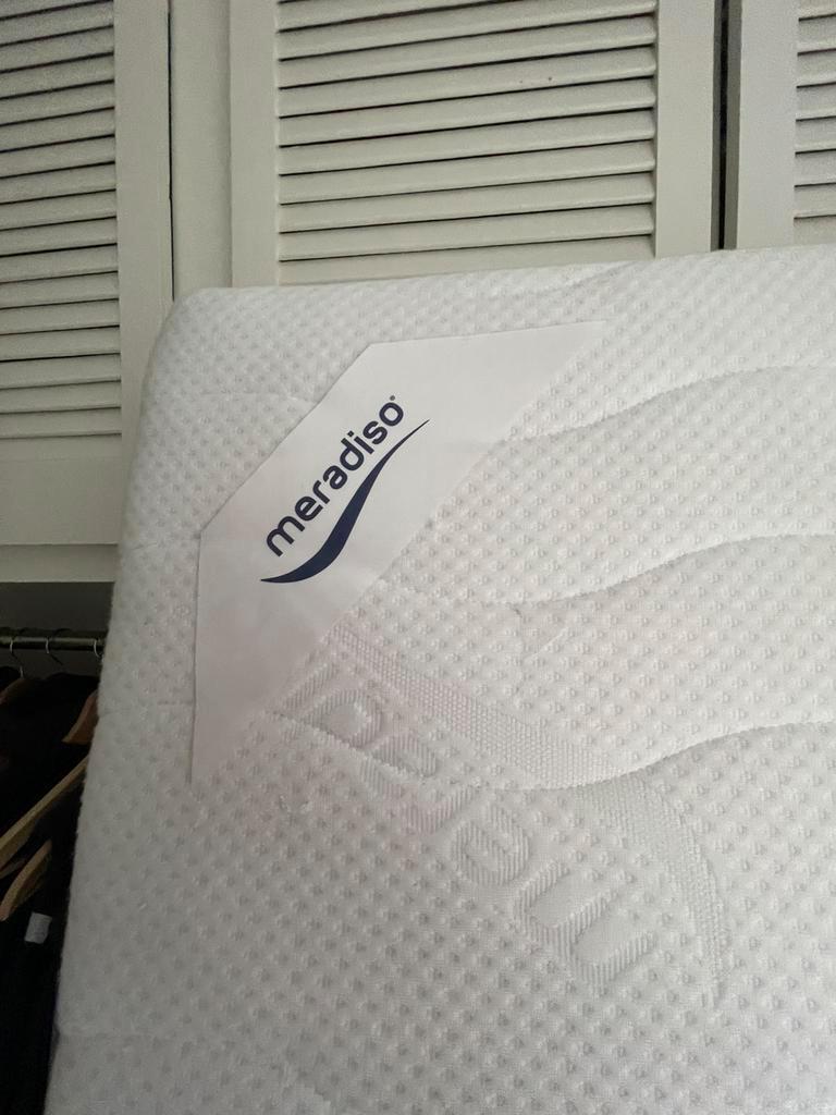 Twee matrassen (2 m bij 90 cm)- vrijwel niet gebruikt