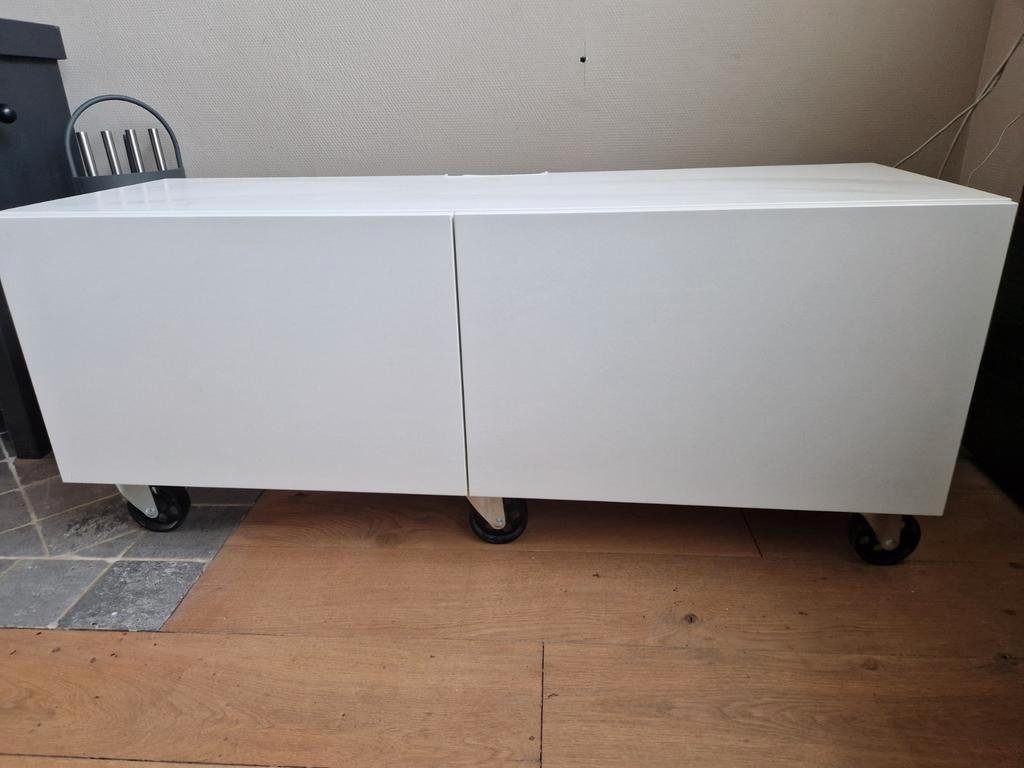 GRATIS ikea tv meubel met industriële wielen