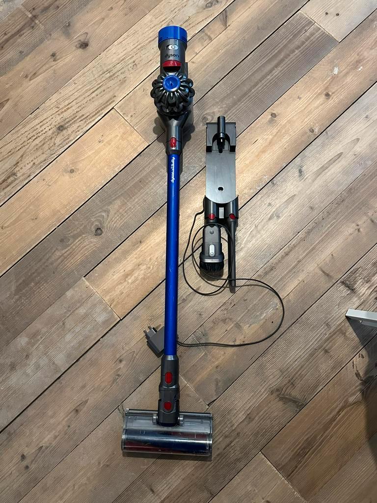 Dyson V7