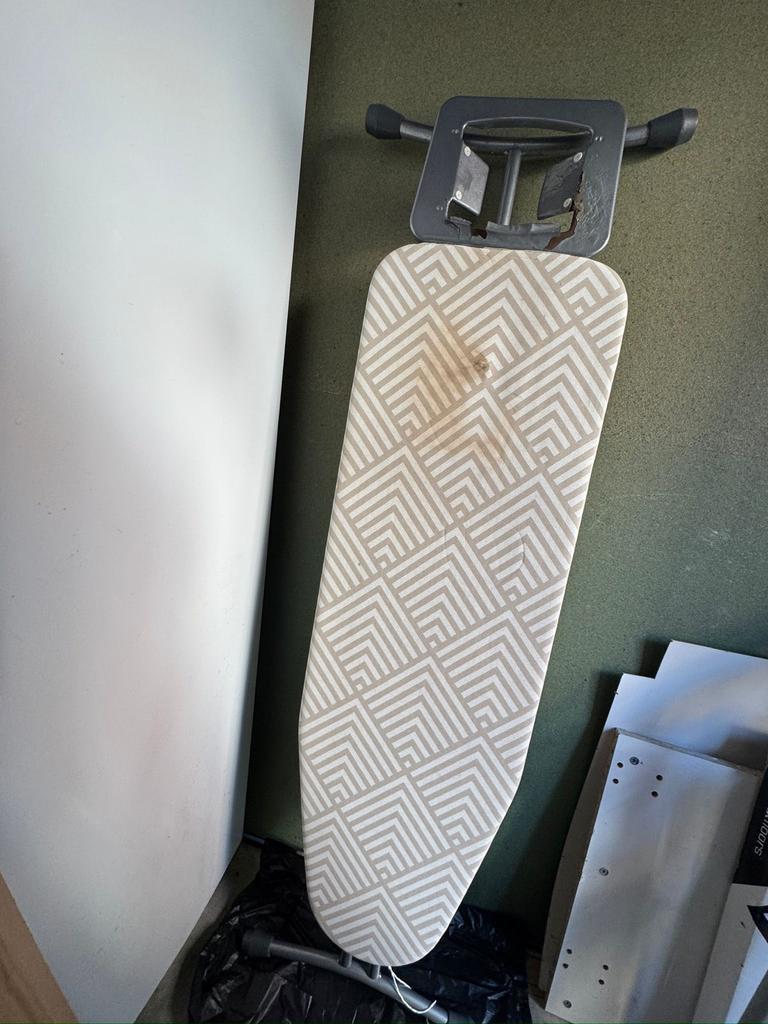 Strijkplank gebruikt, functioneert nog goed.