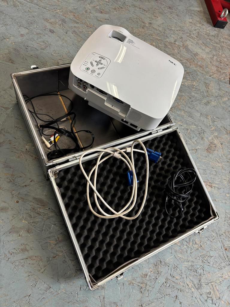 NEC beamer 3000 lumen - 2 beschikbaar incl. Koffer
