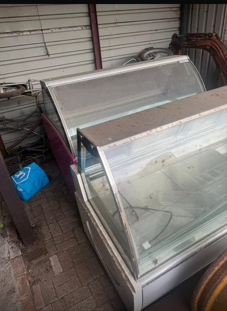 Twee ijsvitrines - gratis af te halen in januari