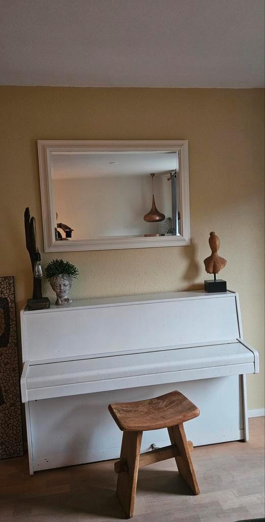 Oude zelf wit geschilderde Lindbergh piano.