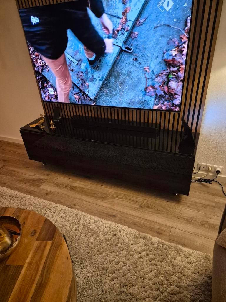 Strakke zwarte televisiekast