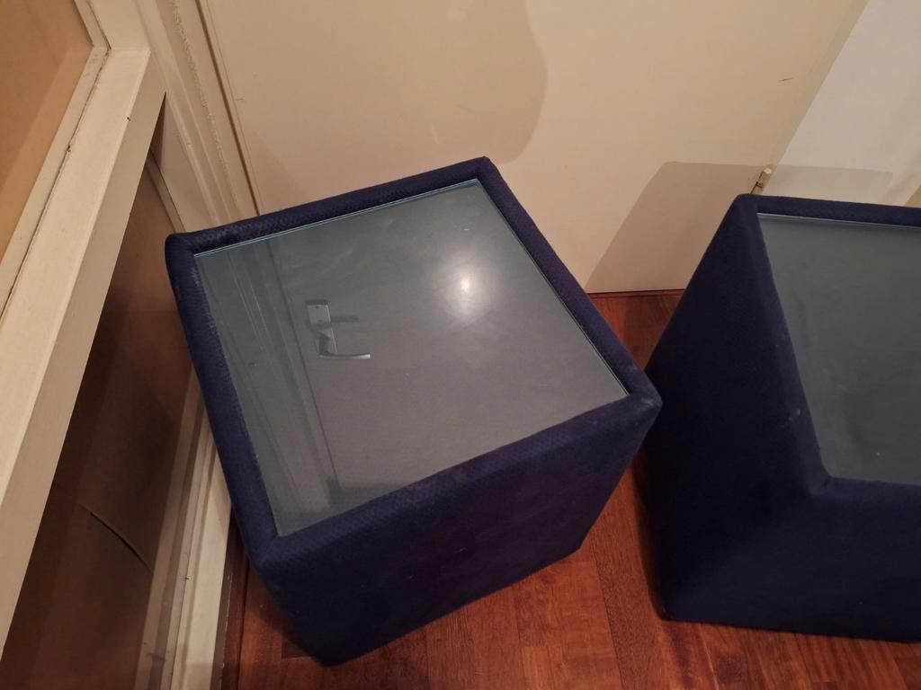 Stoffen nachtkastjes met glazen plaat op wieltjes