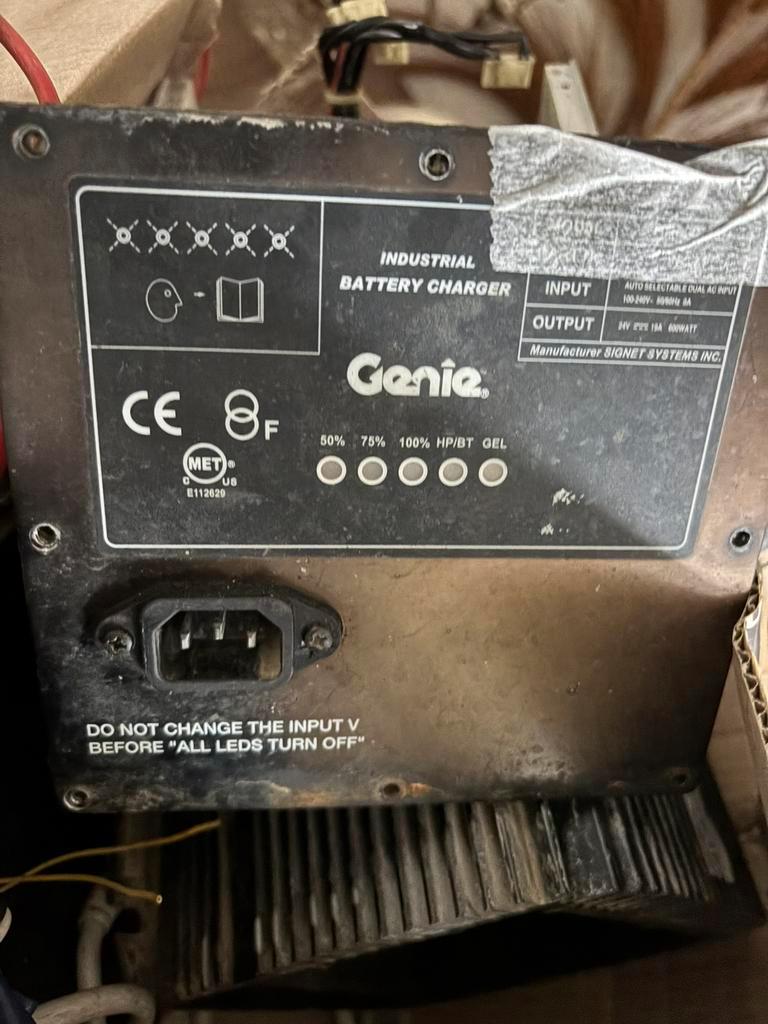 Te koop gevraagd genie acculader 24 V