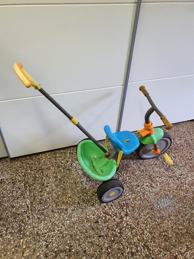 Kinderfietsje met stuurstang