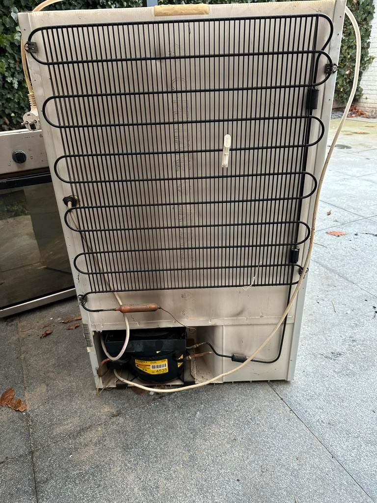 Ariston inbouw koelkast - MOET WEG