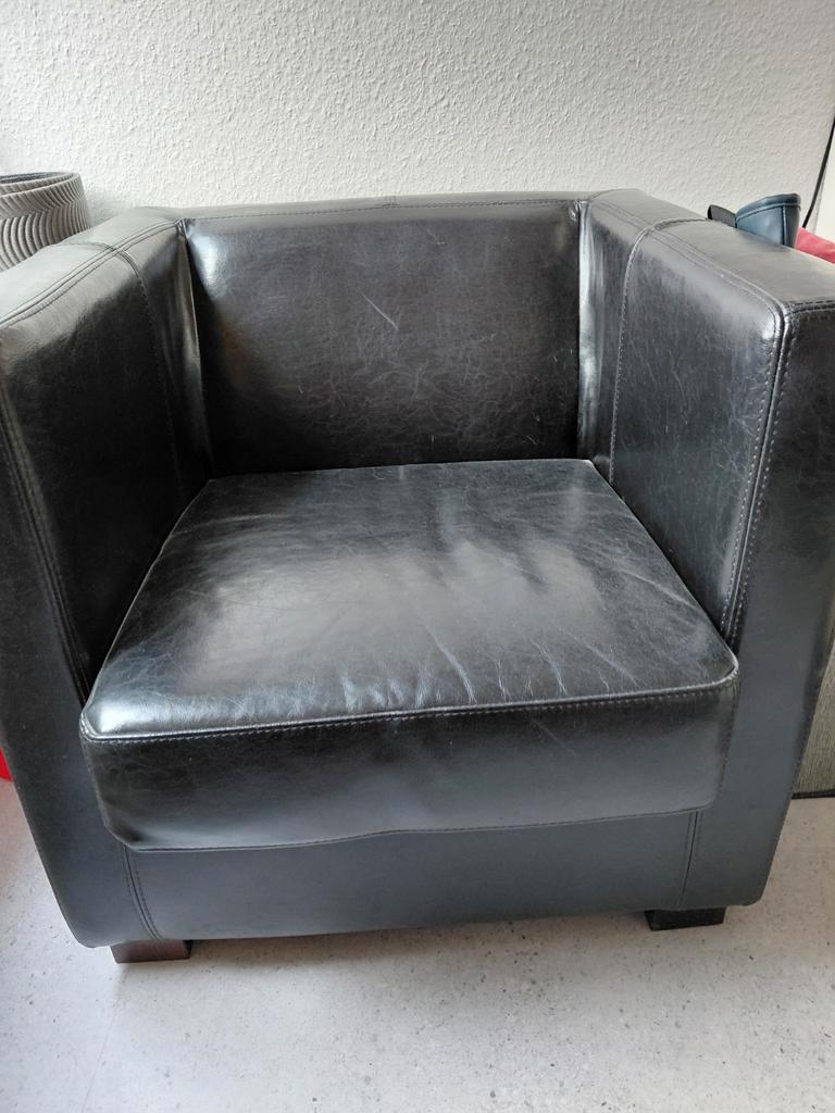 Twee mooie, zwart lederen feuteuils gratis!!!