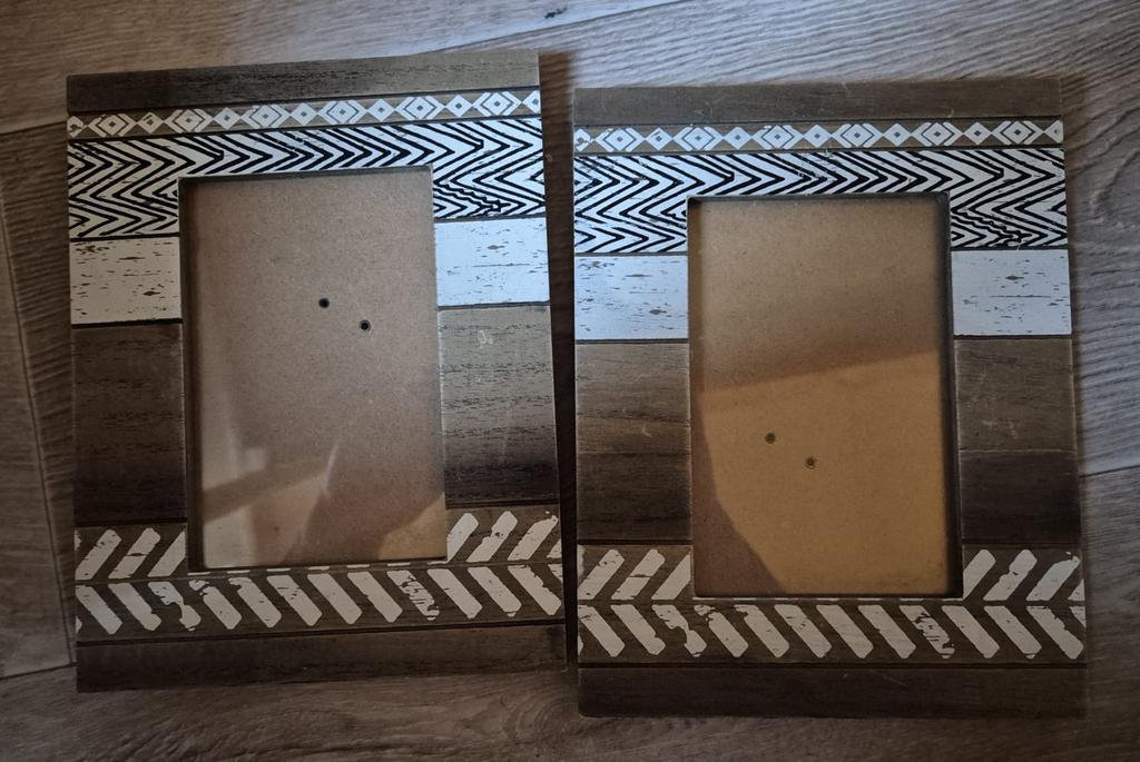 Houten fotolijstjes met decoratief patroon