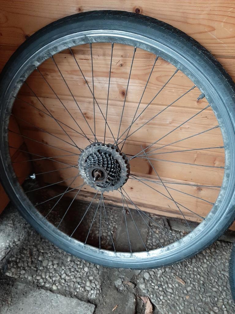 GEZOCHT GRATIS 28 inch achter wiel met 8 versnellingen