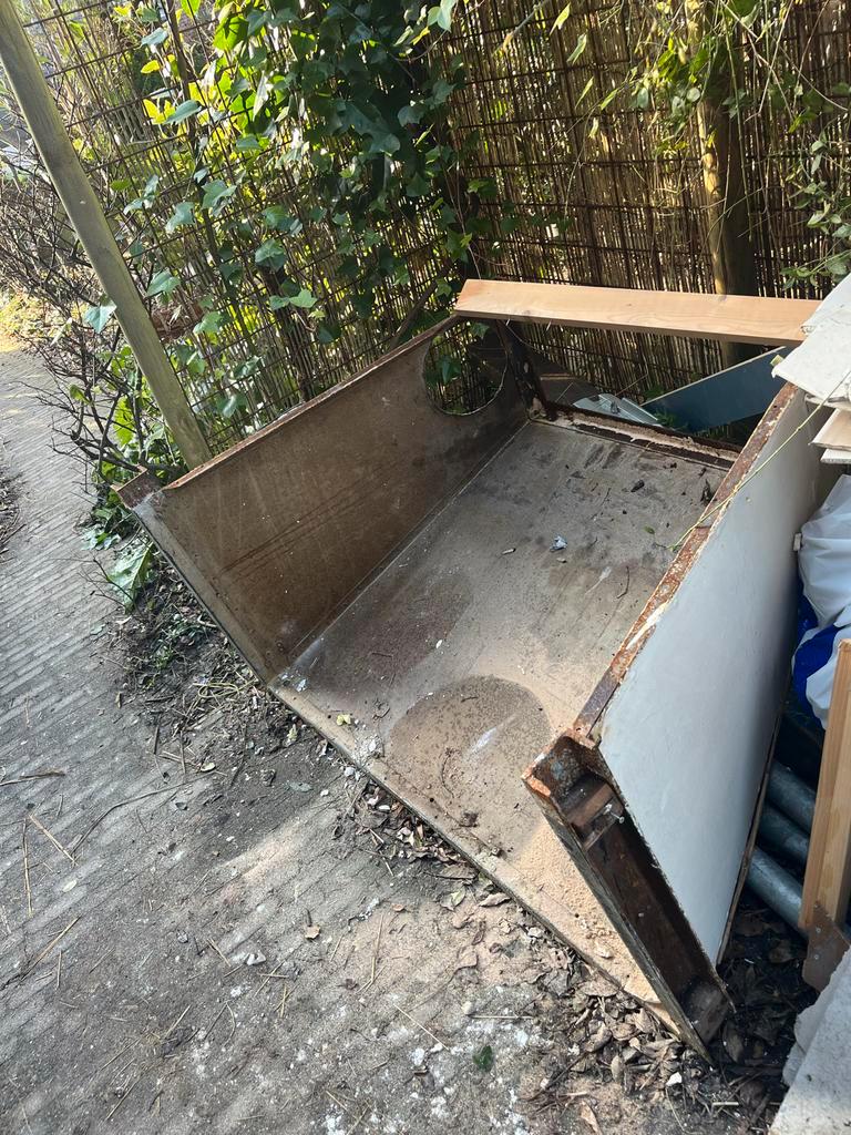 Gratis ijzeren afzuigkap - 135x70x100 cm