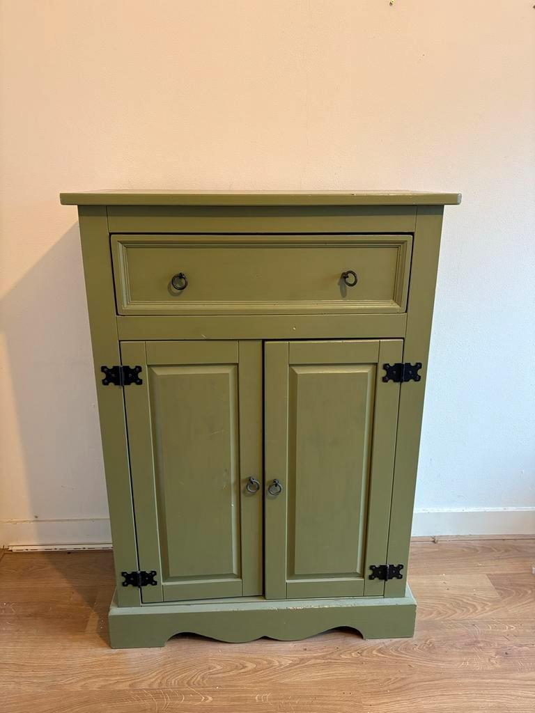 Groene houten kast met lade en planken