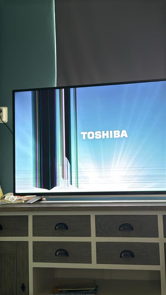 Gratis,Toshiba TV met gebroken scherm