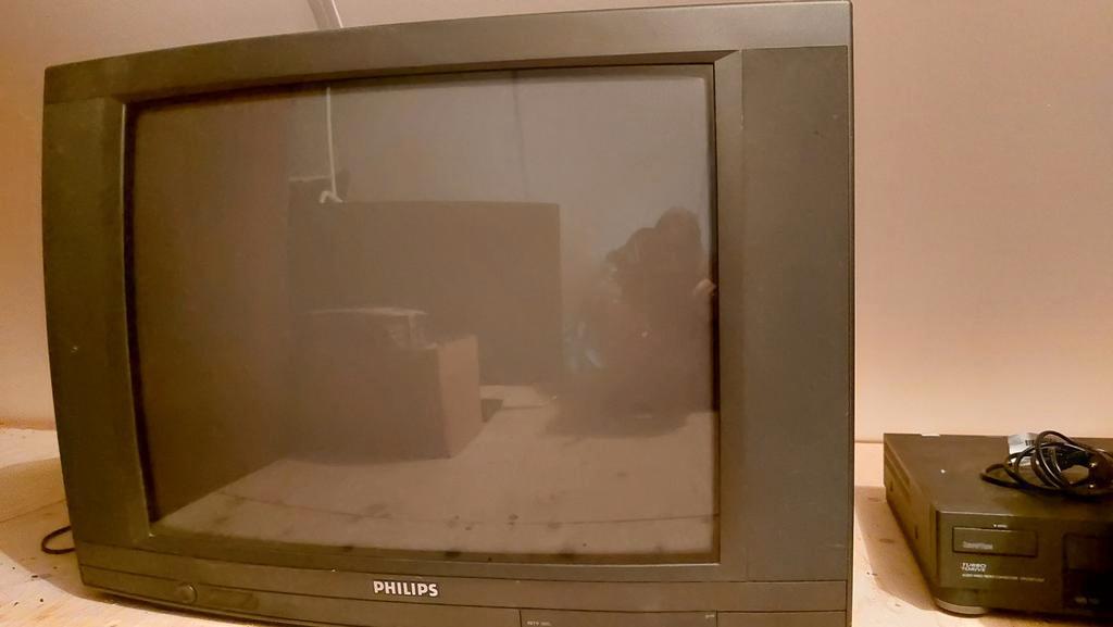 Ouderwetse Philips tv televisie gratis. De TV doet het nog.