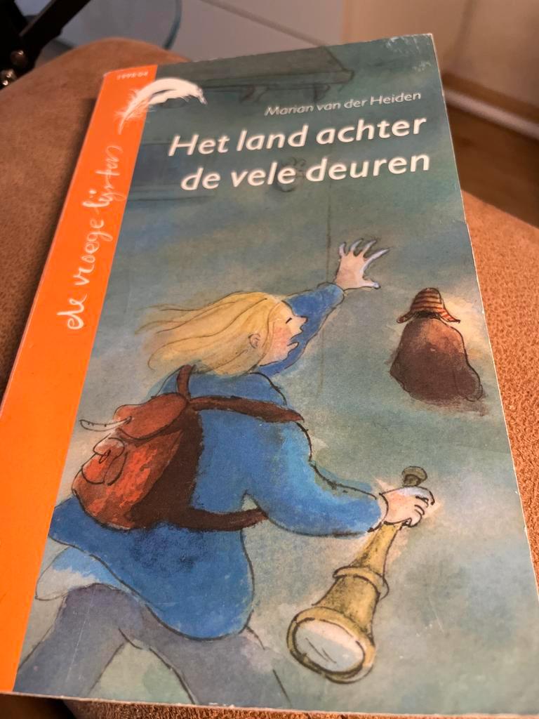 Het land achter de vele deuren - avi + Marian van der Heiden
