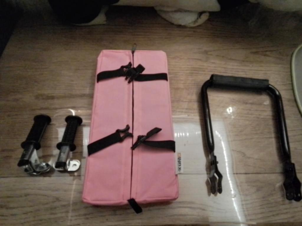 Fietszitje,  steentjes en beugel roze