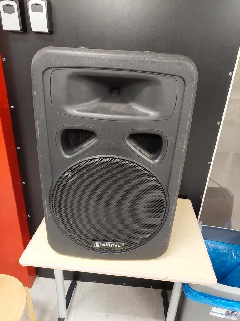 Gratis versterker/mixer met 2 geluidsboxen erbij