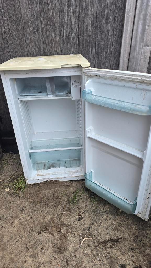 Koelkast - Werkt, maar kan een schoonmaak gebruiken