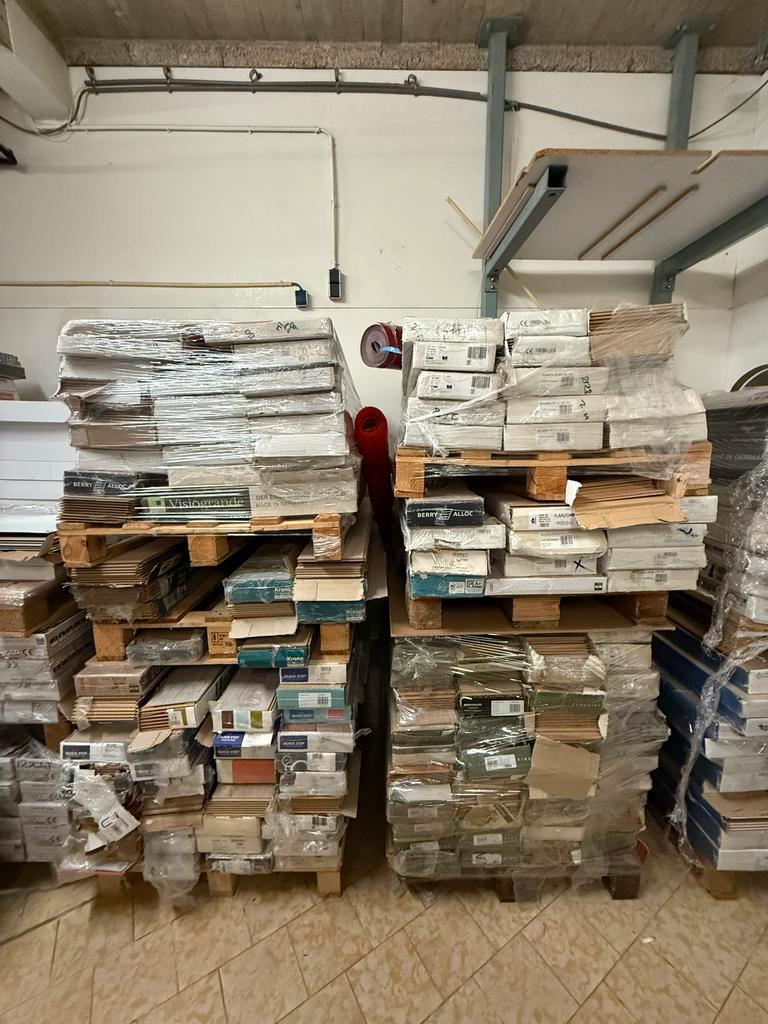 200m2+ restpartij laminaat verschillende kleuren