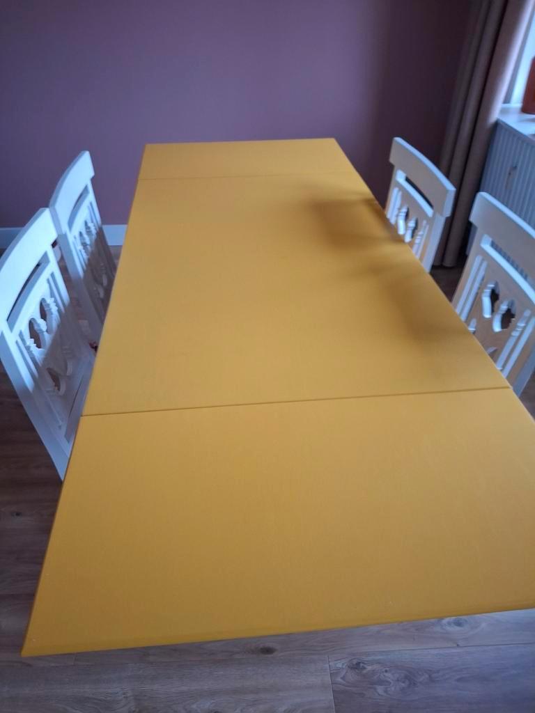 Eettafel + 4 stoelen. Gratis op te halen.