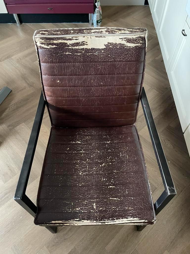 Gratis af te halen: 2 eetkamerstoelen met gebruikssporen