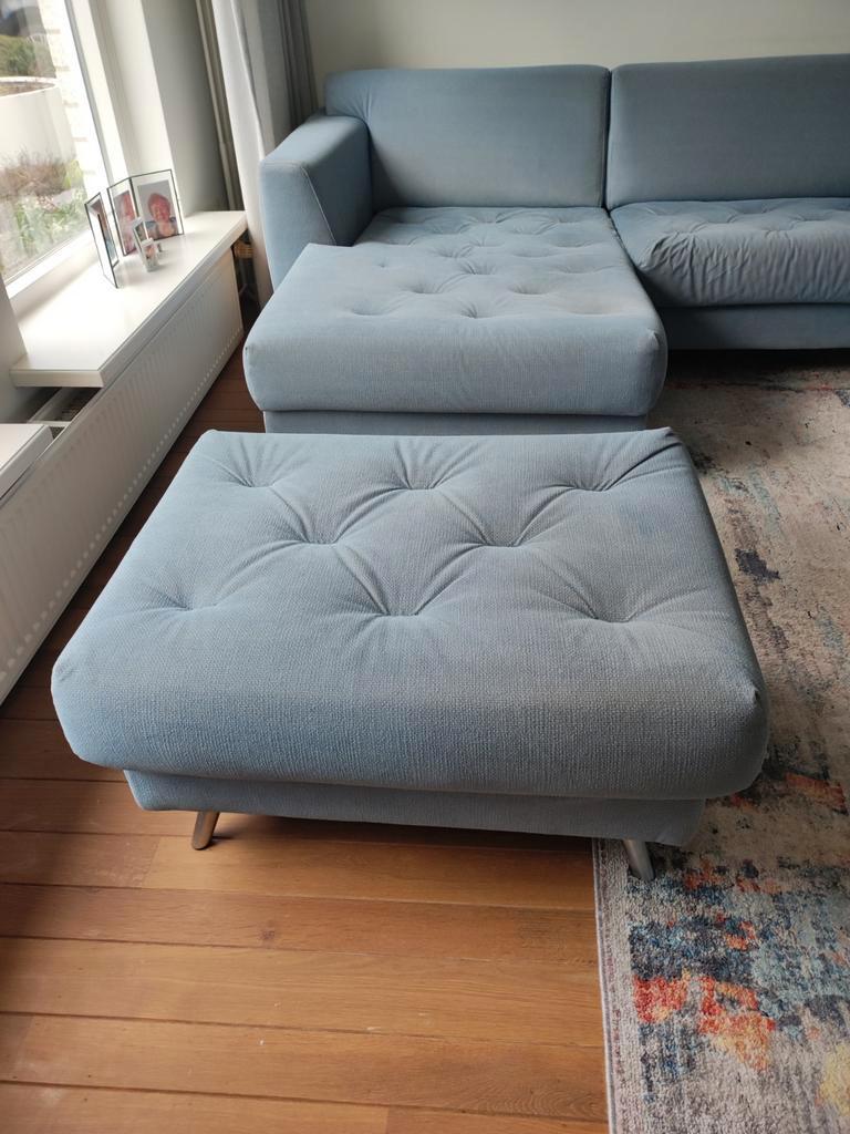 Lichtblauwe hoekbank met hocker gratis deze week