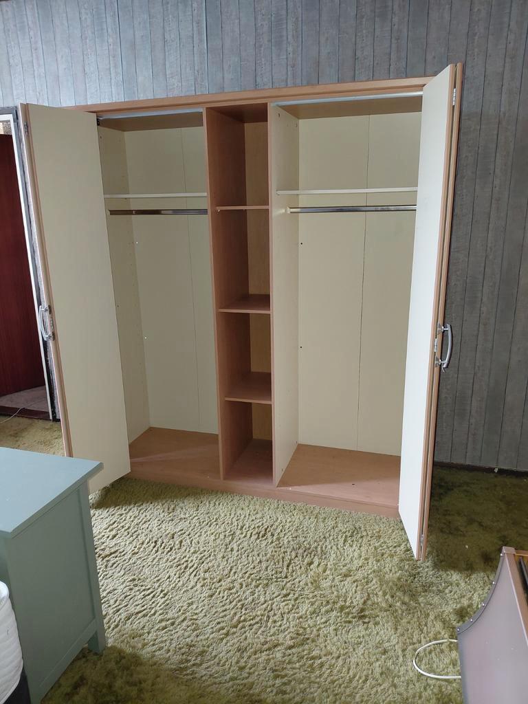 Grote kledingkast - 180cm breed, gratis af te halen