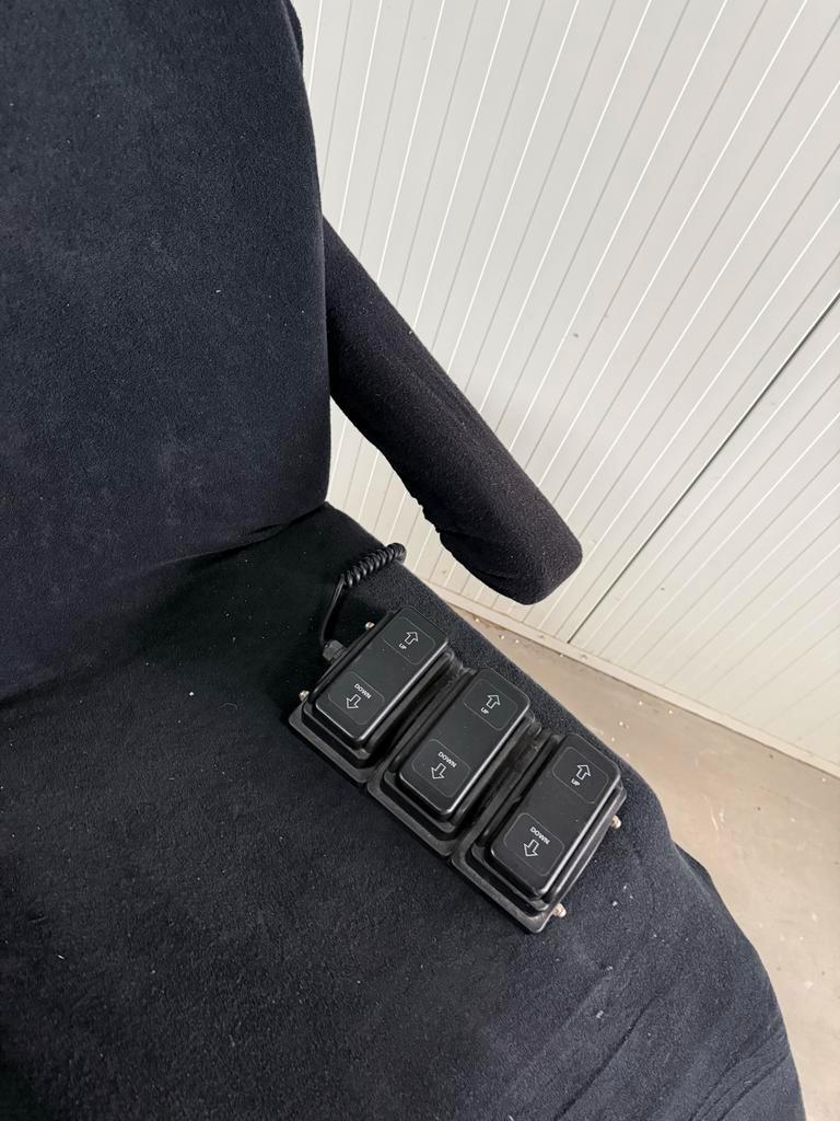 Luxe behandelstoel elektrisch gratis af te halen!!