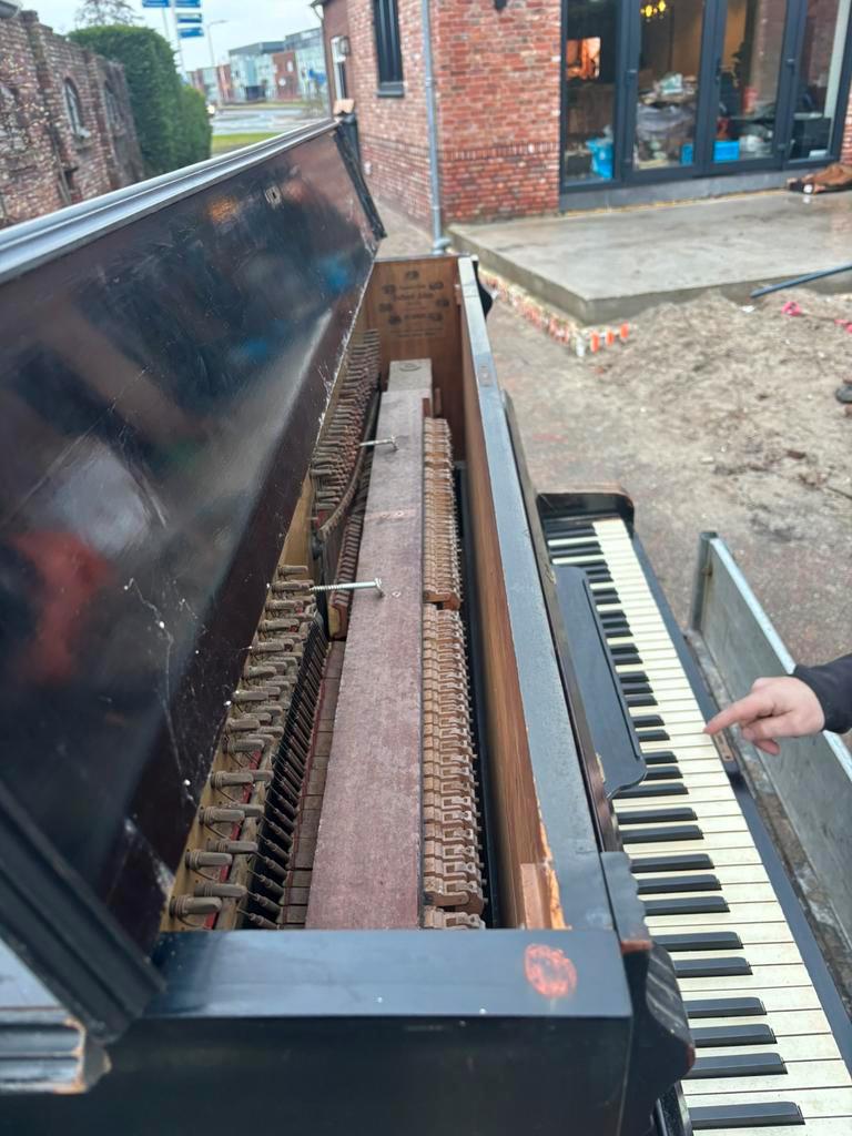 Piano! Leuk als meubelstuk! Gratis!