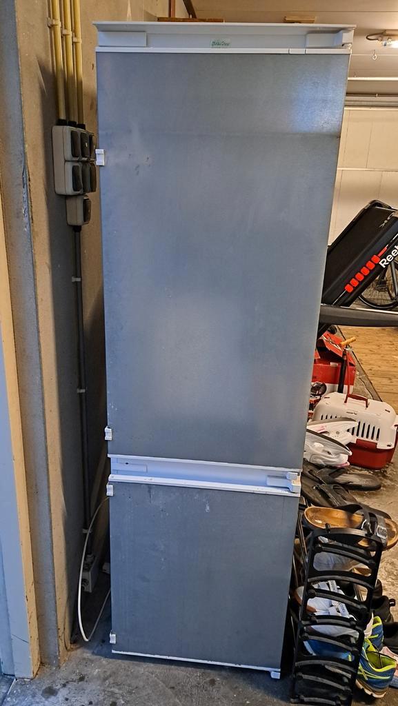 Kapotte inbouwkoelkast