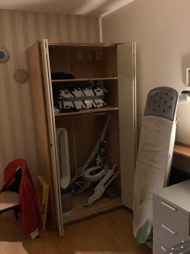 2 lage grenen kasten 1hoge witte kast met ophangmogelijkheid