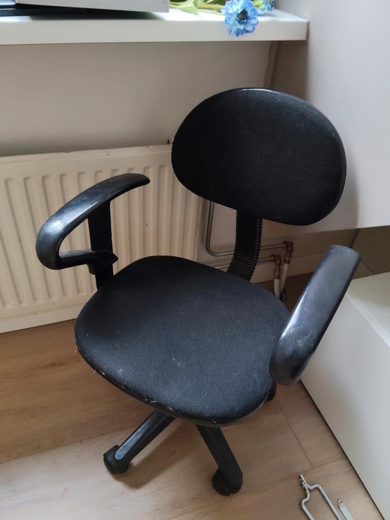 Bureau met bureaustoel gratis ophalen.