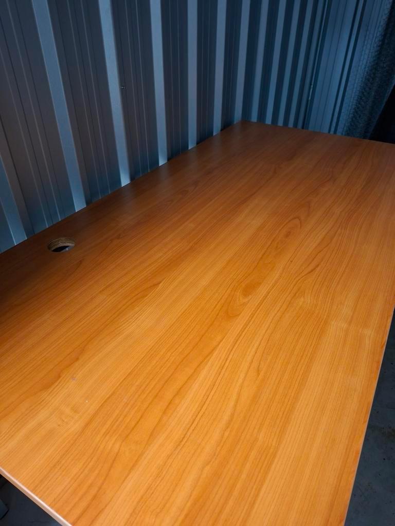 Net bureau met stalen poten - Gratis af te halen in Delft