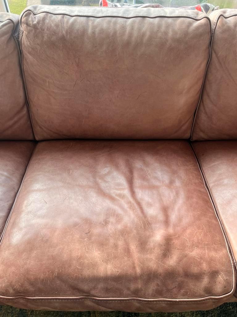 Leren bank moet weg!