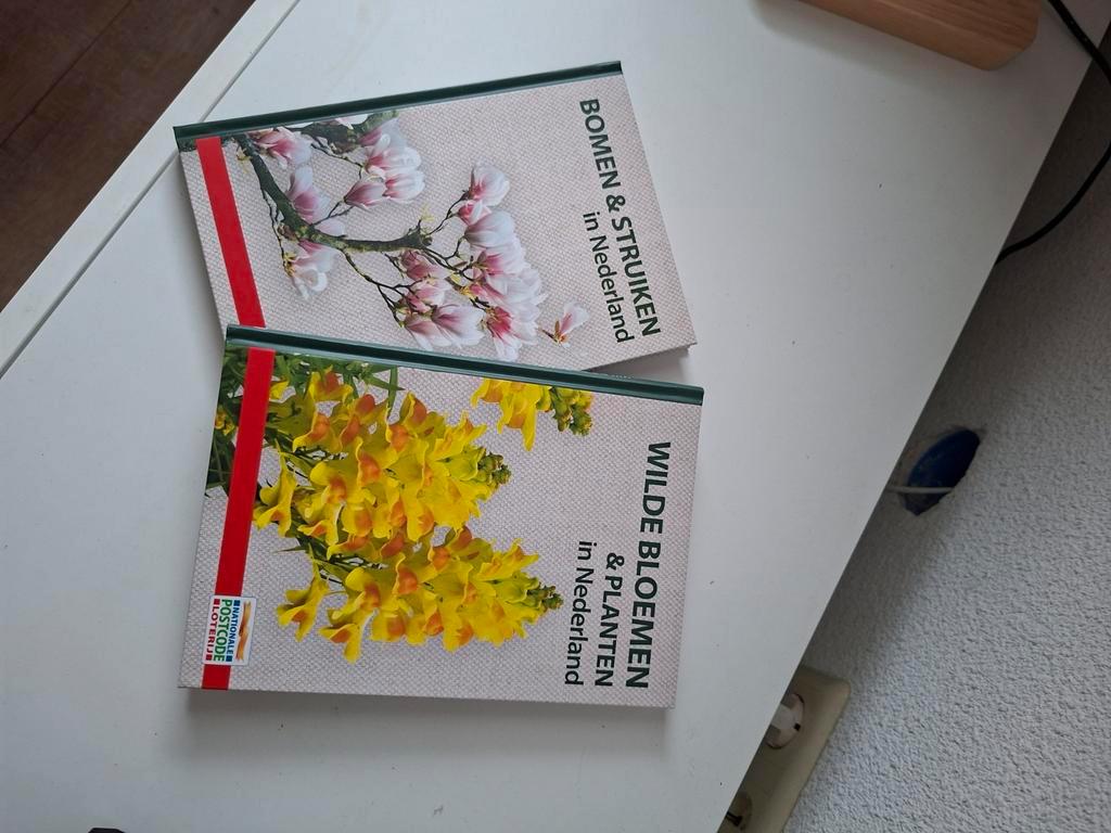 2 boeken bomen en struiken