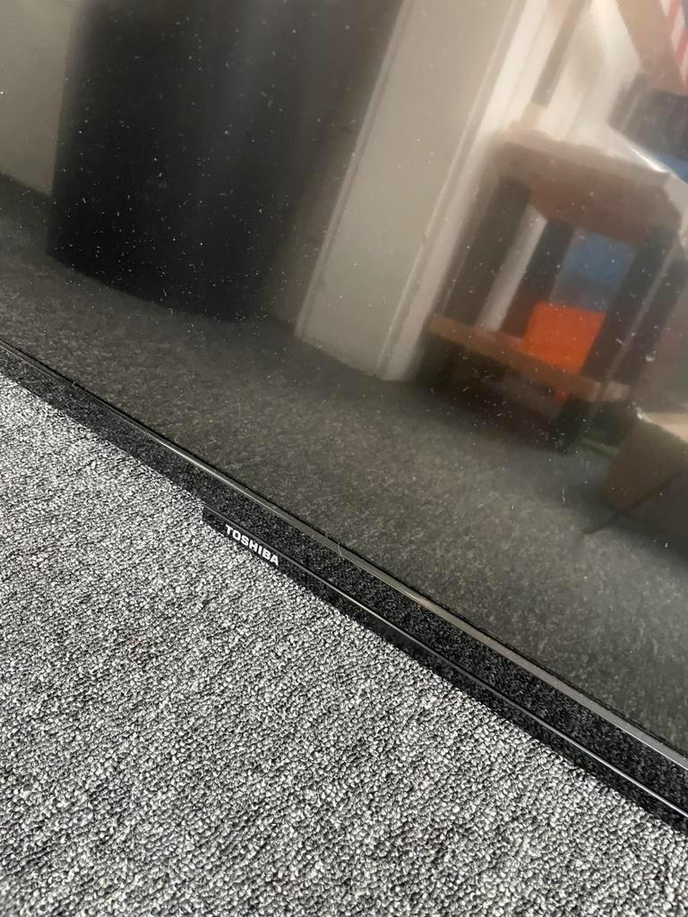 Smart tv tosibha 43 inch GRATIS