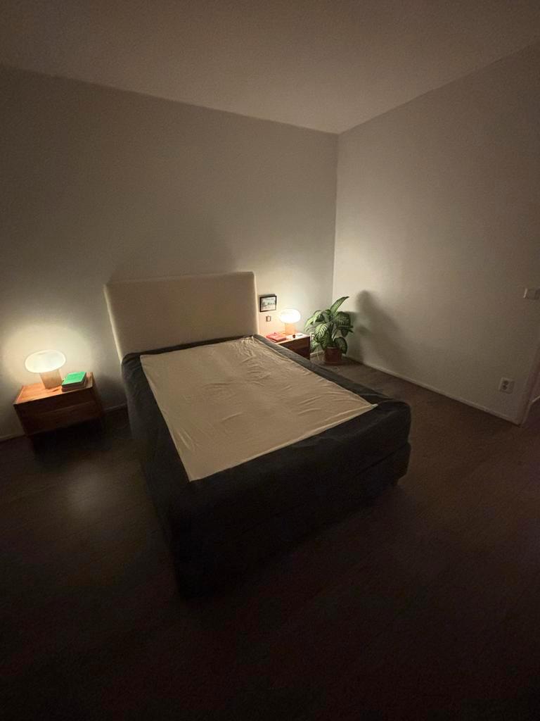 Mooi tweepersoonsbed met hoofdbord