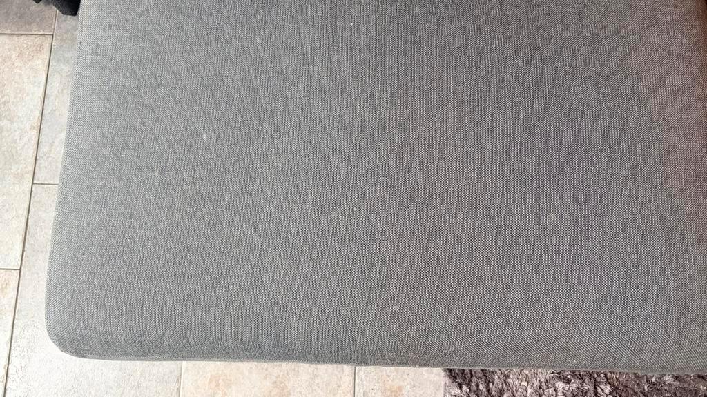 Grijze hoekbank met poef - Gebruikt