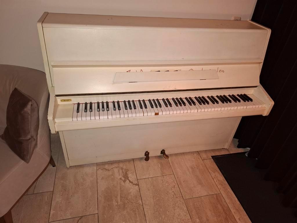Wit staande piano Gratis!! Zsm weg!