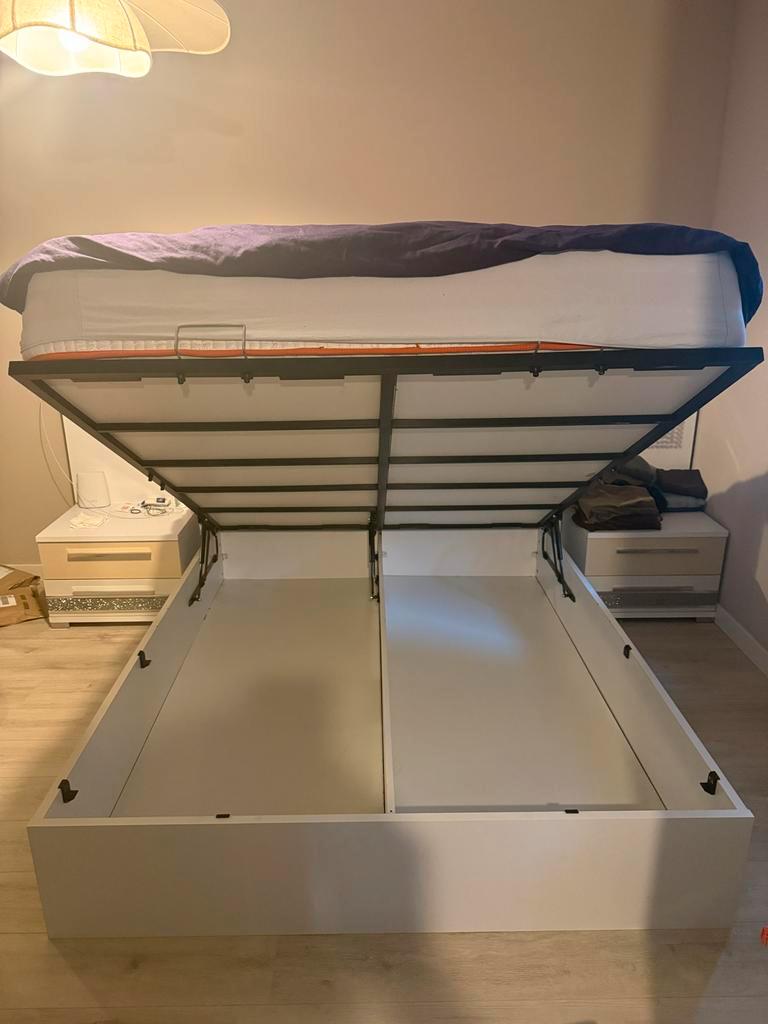 Tweepersoonsbed 160x200 met nachtkastjes