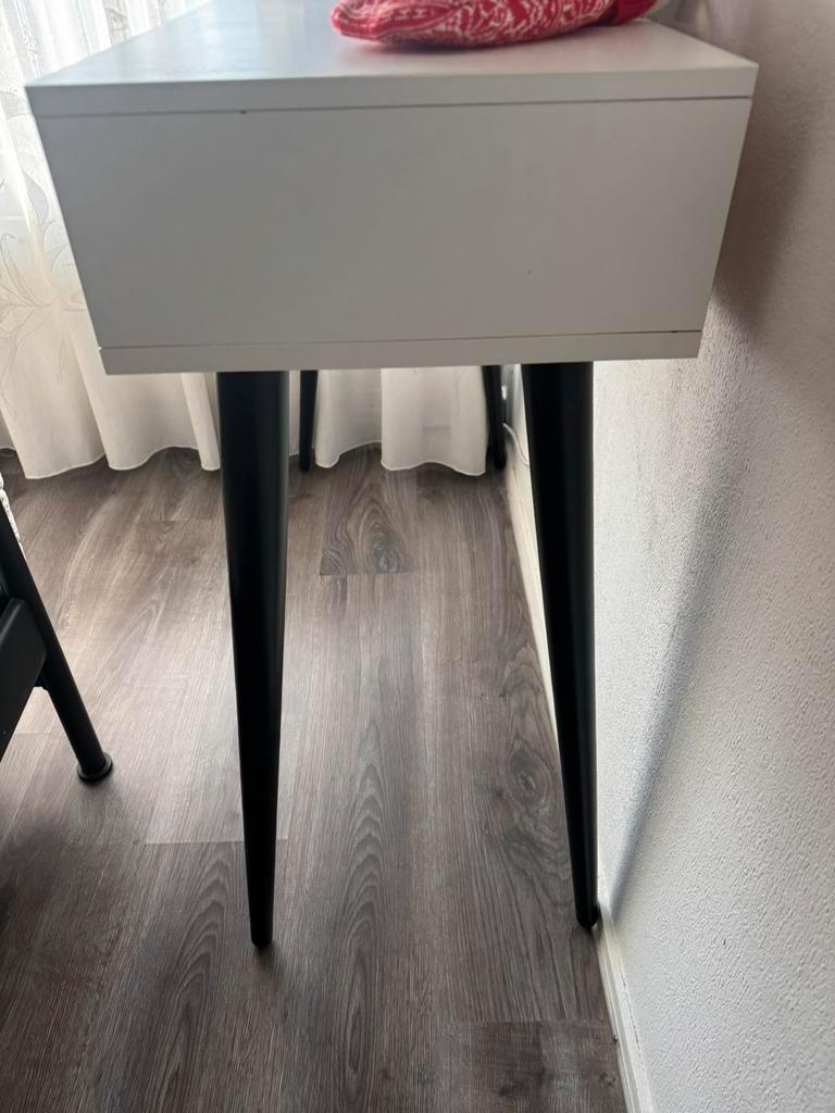 Lief bureautje/ bijzettafel gratis