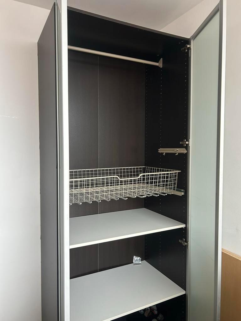 Hoge kledingkast met deuren