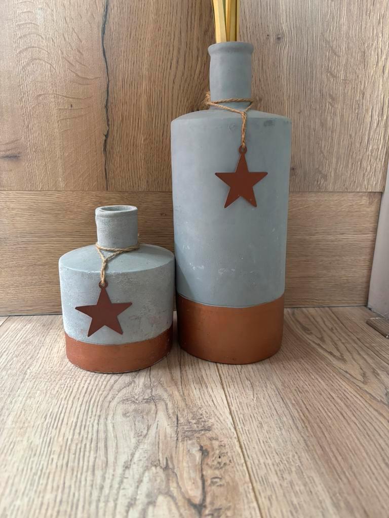 Twee stenen vazen grijs/brons